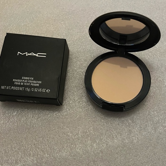 MAC Cosmetics Studio Fix Powder Plus Foundation NC20 - Picture 2 of 2